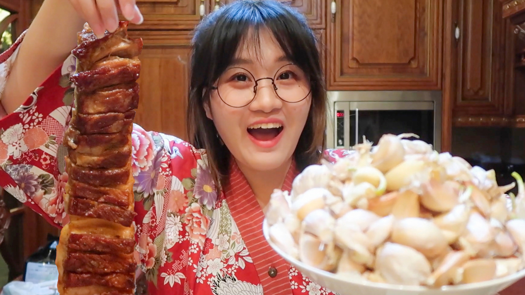 妹子用大蒜烤一整条脆皮五花肉!一口下去真香!